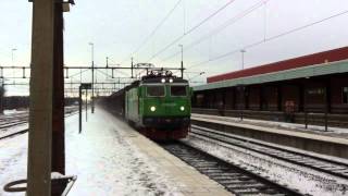 preview picture of video 'Green Cargo Class Rc 4 nr. 1315 with a northbound freight train passing Alvesta station.'