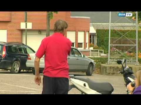 Pico Coppens (Walter Michiels) maakt amok op dorpsplein Neerlinter