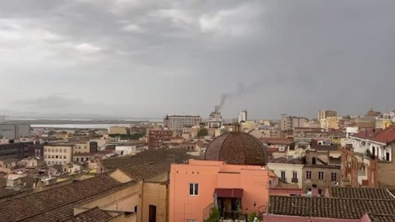 Maltempo, a fuoco un'antenna telefonica sul tetto di un palazzo a Cagliari