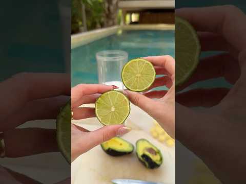 Tropischer Avocado-Ananas Smoothie