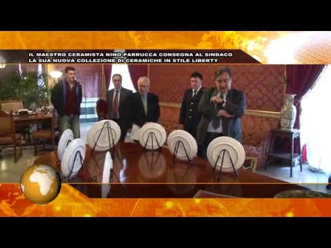 091TG   IL MAESTRO CERAMISTA NINO PARRUCCA CONSEGNA AL SINDACO LA SUA NUOVA COLLEZIONE DI CERAMICHE