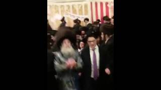 Download lagu forshay rebbe dancing at his sons wedding mp3 Download lagu forshay rebbe dancing at his sons wedding mp3