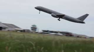 preview picture of video 'RNZAF Boeing 757-200 leaves Invercargill Airport'