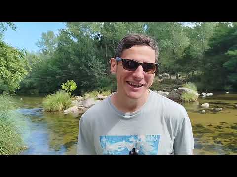 TURISTAS DIFRUTAN EN EL RÍO LOS REARTES
