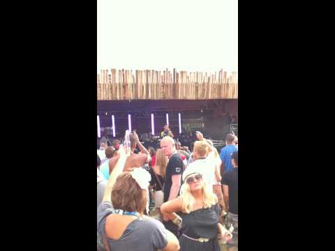 Mighty Moe riding DJ Zinc's Crack House set @ Rinse FM stage, Global Gathering 2010 - Video 2