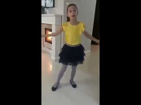 JULIA PAZDUR, lat 9, "Zegar liczy nam czas"; muz. J. Wojdak, sł. E. Zechenter-Spławińska,