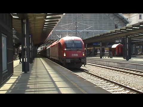 2010 - CZ - Departure of ÖBB 1216 233 Taurus loco with EC 173 "Vindobona", in Prague Praha hl. n.