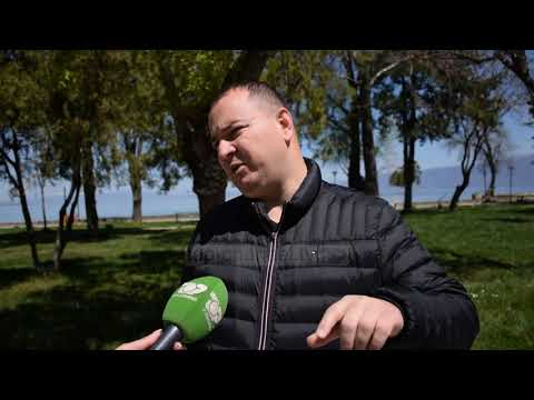 Pushime me distancë fizike/ Pogradeci bëhet gati për sezon me çadra të veçuara