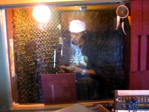 UNCLE HUS counting 30 STACKS in da booth