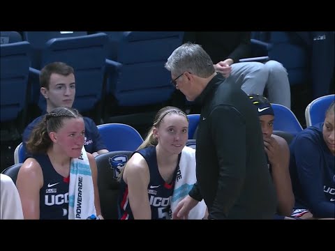 😂 Geno Auriemma SHADES Freshman Ashlynn Shade After Patting Paige Bueckers & Aaliyah Edwards On Back