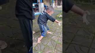 Download lagu Viraal!! Anak kecil kerasukan saat musik bangbung hideung diputar mp3