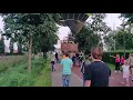 Buurtbewoners duwen luchtballon naar veilige plek in Nijkerk