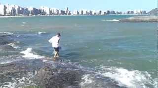 Bonó pescando na Praia do Morro em Guarapari-ES