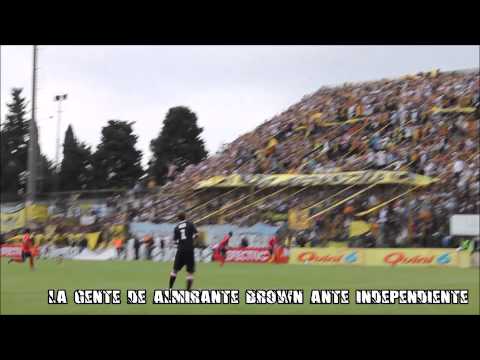 "La hinchada de Almirante Brown ante Independiente (2013)" Barra: La Banda Monstruo • Club: Almirante Brown