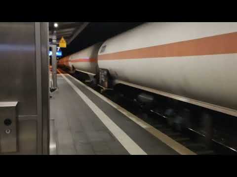 Durchfahrt Öbb Taurus mit Güterzug am frühen Morgen in Schweinfurt Hbf