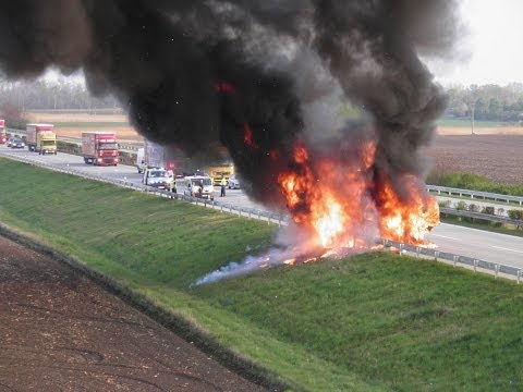 K požáru kamionu na dálnici D2 u obce Rakvice vyjeli hasiči ze sedmi jednotek