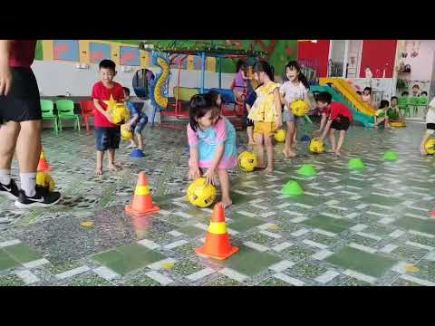 Bé học kỹ năng chơi bóng