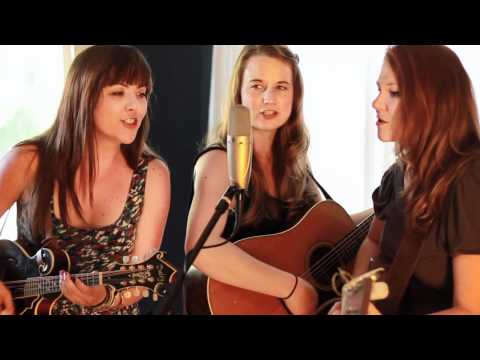 Della Mae plays Jamie Dear