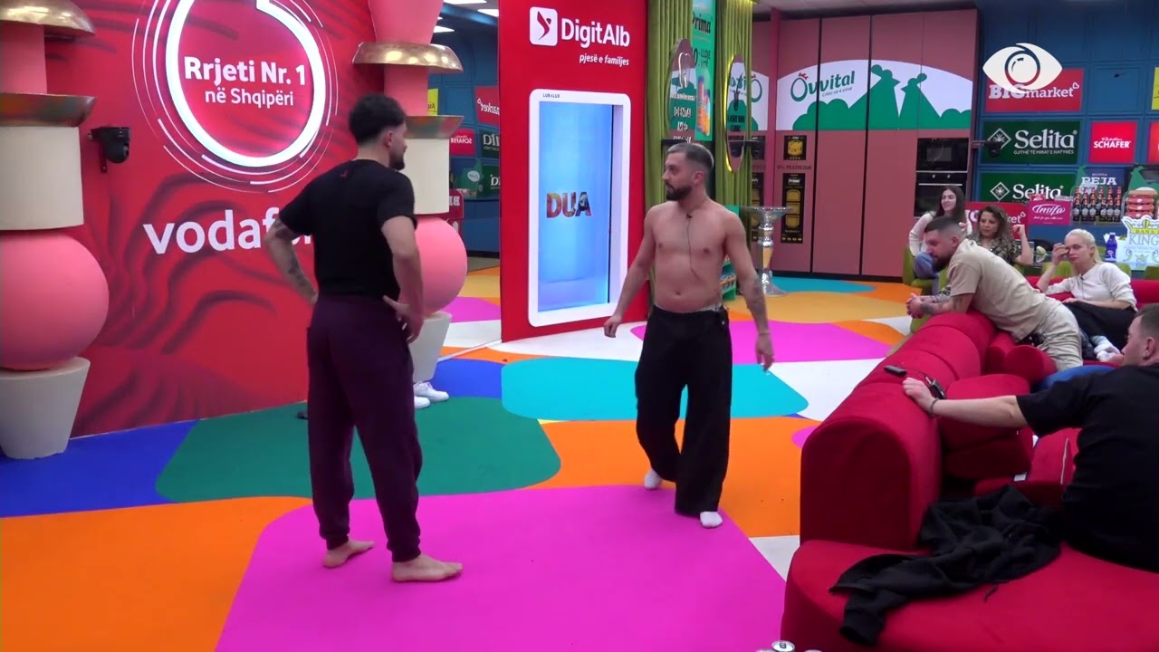 Vazhdon loja në shtëpi/ Gjesti ecën me duar vertikal