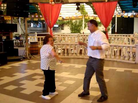 La Chacha Carmencita bailando en la Feria del Valle