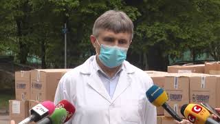 Маски та костюми: медикам Харкова передали засоби захисту