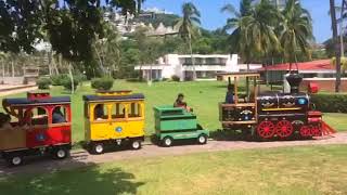 Tren eléctrico en destino turístico