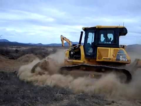 Tratores de esteira Komatsu D51EX operador Emerson Nascimento