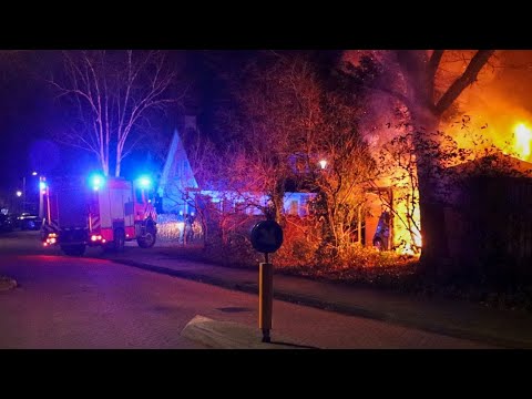 Auto in Brand onder Carport