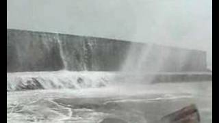 preview picture of video 'vagues digue boulogne sur mer tempete dangereux chez lé chti'