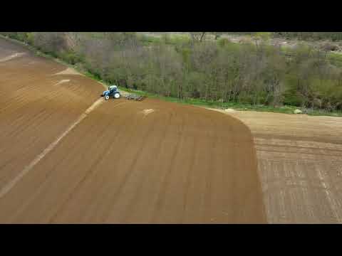 Drónfelvétel: Tóth Ádám  dolgozik a traktorral Kiserdő, és Nagyatád között.