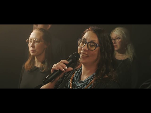 Фото 	•	Зйомка трьох аудіокліпів з налаштуванням кольору та світла для кожної сцени.
	•	Монтаж відзнятого матеріалу, забезпечуючи плавність переходів та відповідність музичному ритму.
	•	Мультикамерна зйомка, що дозволяє зняти сцену з різних ракурсів для динамічності кадру.
	•	Робота з виконавцями у кадрі для досягнення природної взаємодії та гармонійного поєднання з музикою.