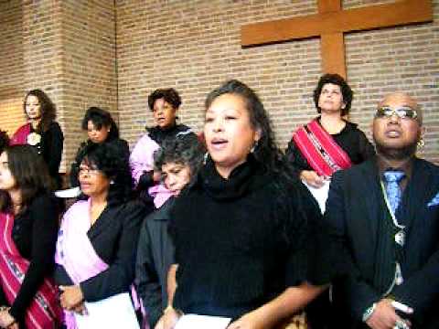 Api Injil Helen menyanyi terachir untuk mamany tercintai    Begrafenis mama Renjaan Ohoilulin Bonanti zaterdag 12 nov 2011 027