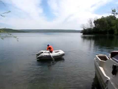 Vlad cu barca pe lac.MOV