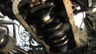 Checking crankshaft for scratches and protecting it from dirt