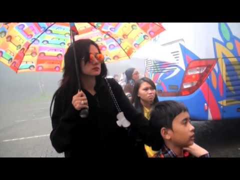 Ahmad Dhani Ajak Keluarga Korban Liburan