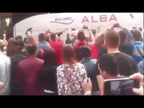 Momente nga mbërritja e autobuzit të Kombëtares në Kryeministri