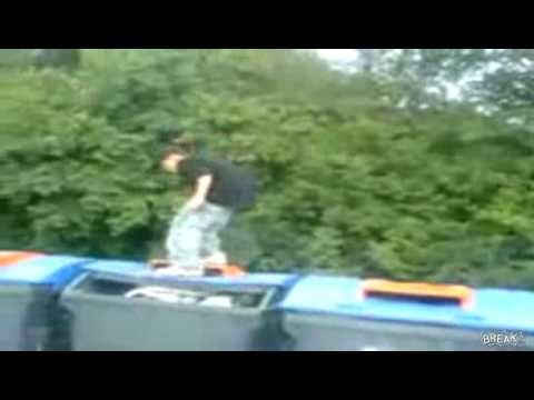 Blooper en los tachos de basura