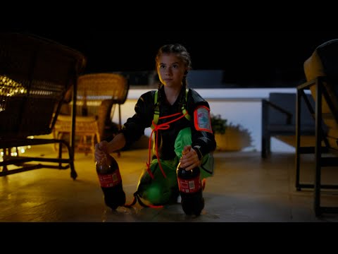 Не одна дома — Русский трейлер (2024)