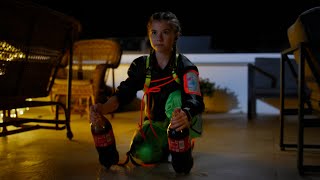 Трейлер: Не одна дома