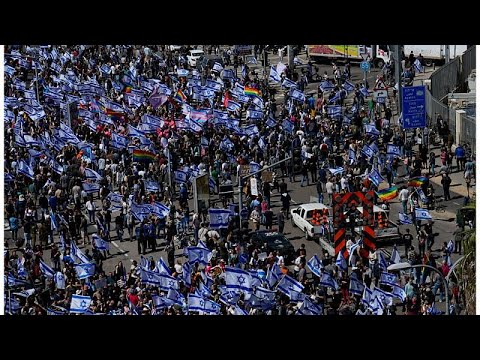 متظاهرون إسرائيليون يغلقون مدخل مطار بن غوريون لمنع نتنياهو من السفر