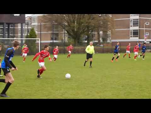 Als DVSU de bal diep schiet is Robin er op tijd bij.