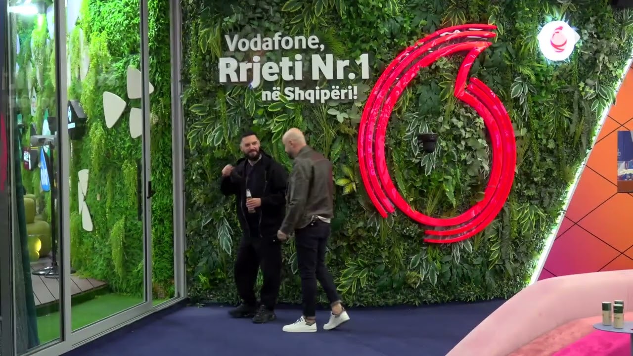Albani takohet me Rogertin, banori: Se ku të kam parë diku…