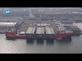 Enorme sluisdeuren op weg naar IJmuiden