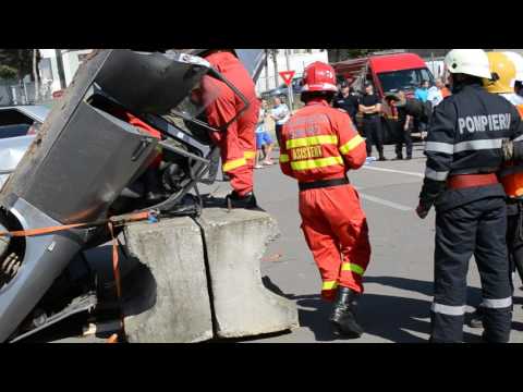 Paramedicii ajuta victima