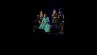 Loretta Lynn, Chrystal, Peggy Sue sing 'Put it off until Tommarrow