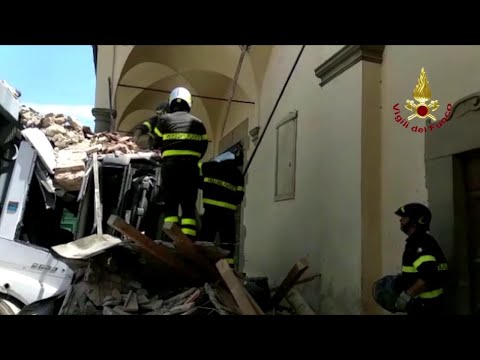Carmignano, crolla parte del porticato della chiesa: l'intervento dei Vigili del Fuoco