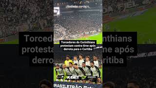 TORCEDORES DO CORINTHIANS PROTESTAM CONTRA TIME APÓS DERROTA PARA O CORITIBA
