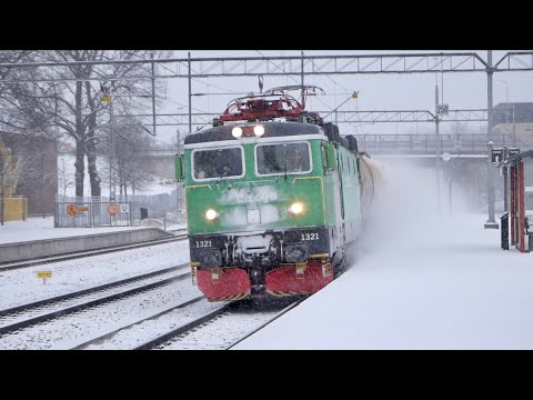 Vinter med snö på Järnvägen del 7 - Tåg i Katrineholm
