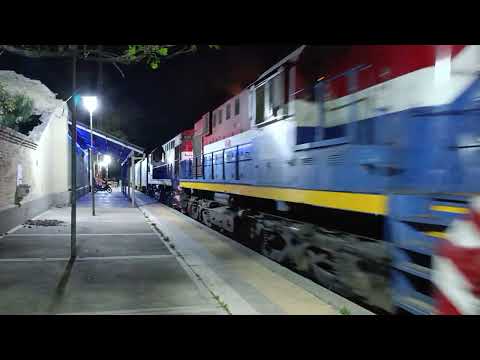 Alco (8226)+ Alco (8281) con un Tren Mixto Vacio a su paso por "Est. Fernández" en plena noche 🚂🌃🇦🇷