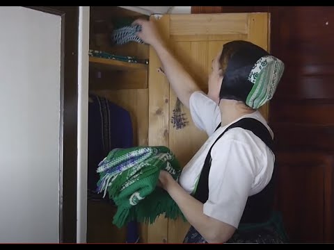 Ankleiden einer sorbischen Ausgangstracht